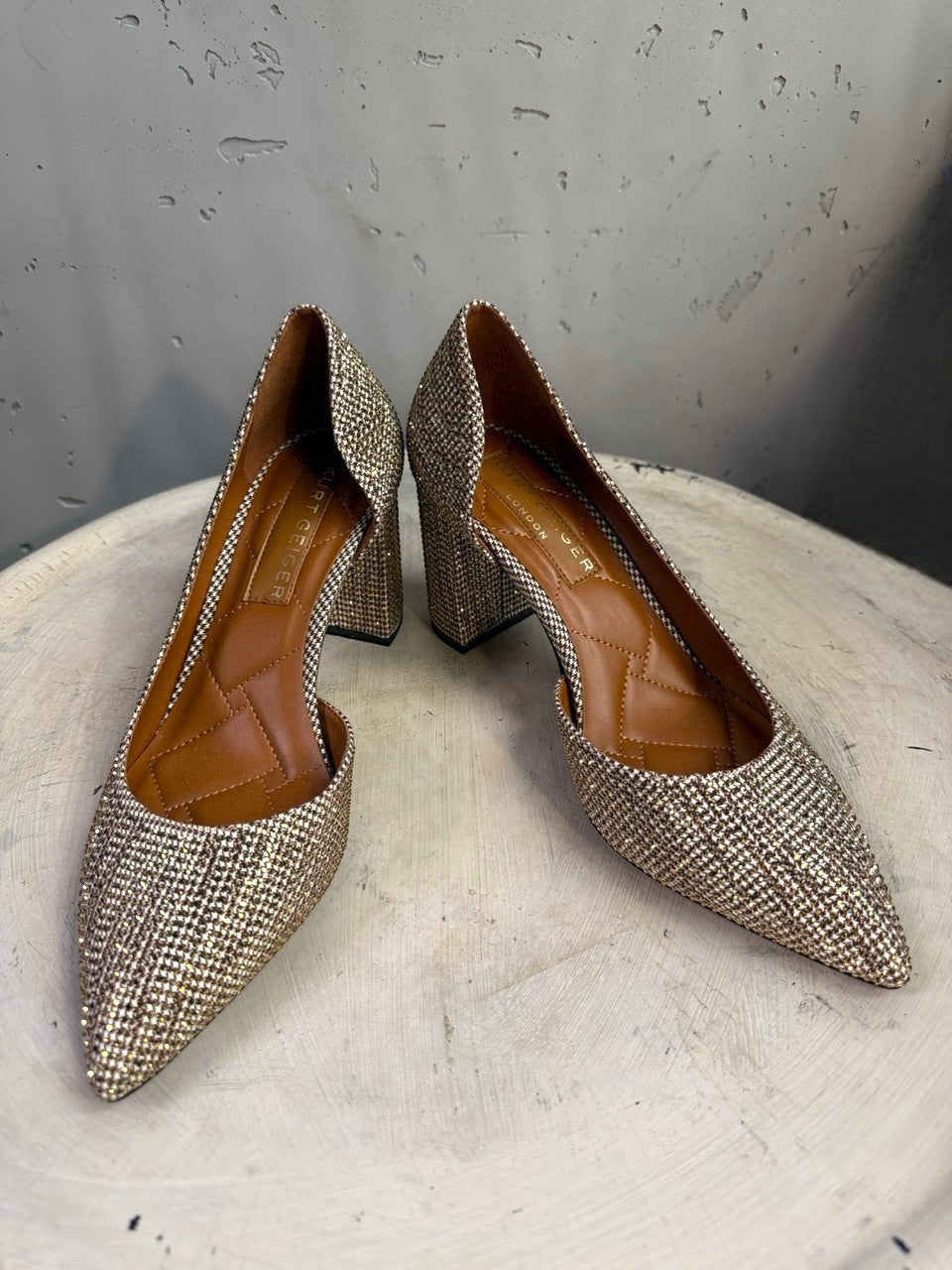BERLIN VINTAGE CORNER embellished pointed toe block heels in shimmering gold and black fabric with a comfortable block heel.
