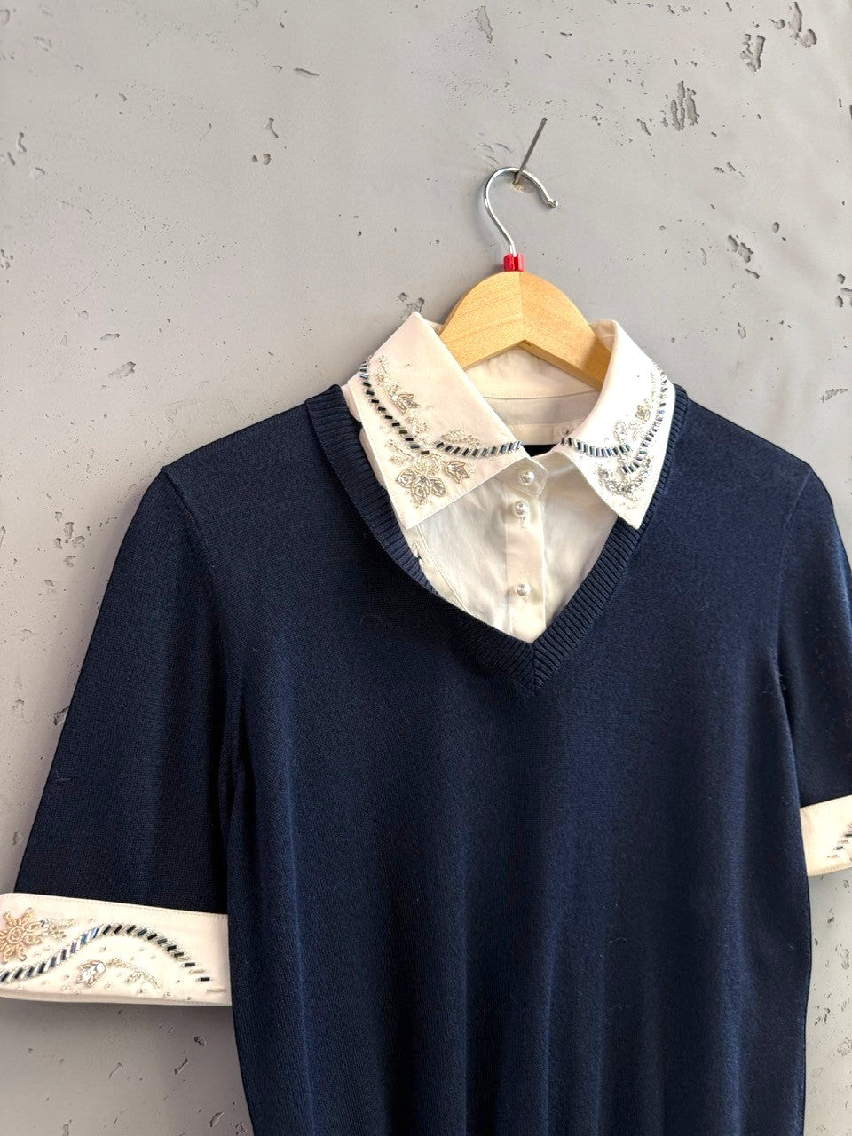 BERLIN VINTAGE CORNER navy blue knit top with white embroidered collar and cuffs, V-neck, short sleeves.