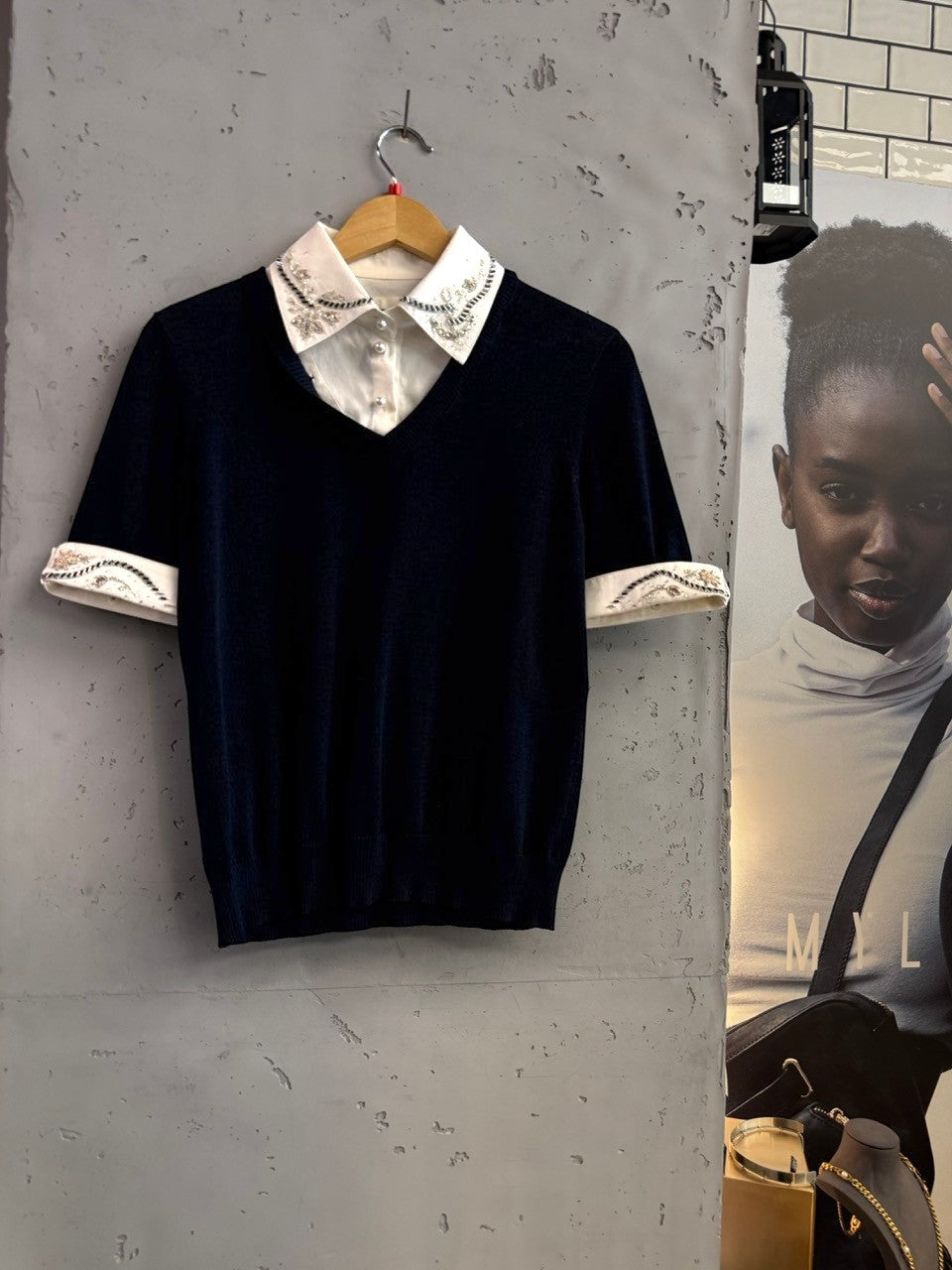 BERLIN VINTAGE CORNER navy blue knit top with white embroidered collar and cuffs. Short sleeves, V-neck.