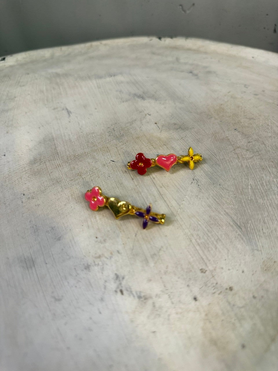 BERLIN VINTAGE CORNER gold-tone hair clips with pink flower, pink heart, and yellow flower charms.