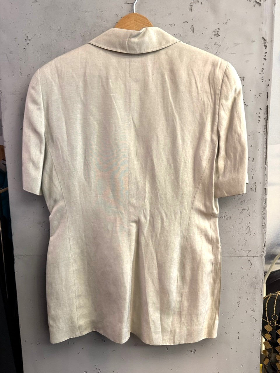 Back view of a BERLIN VINTAGE CORNER Escada Margaretha Ley light beige silk-linen short sleeve blazer jacket