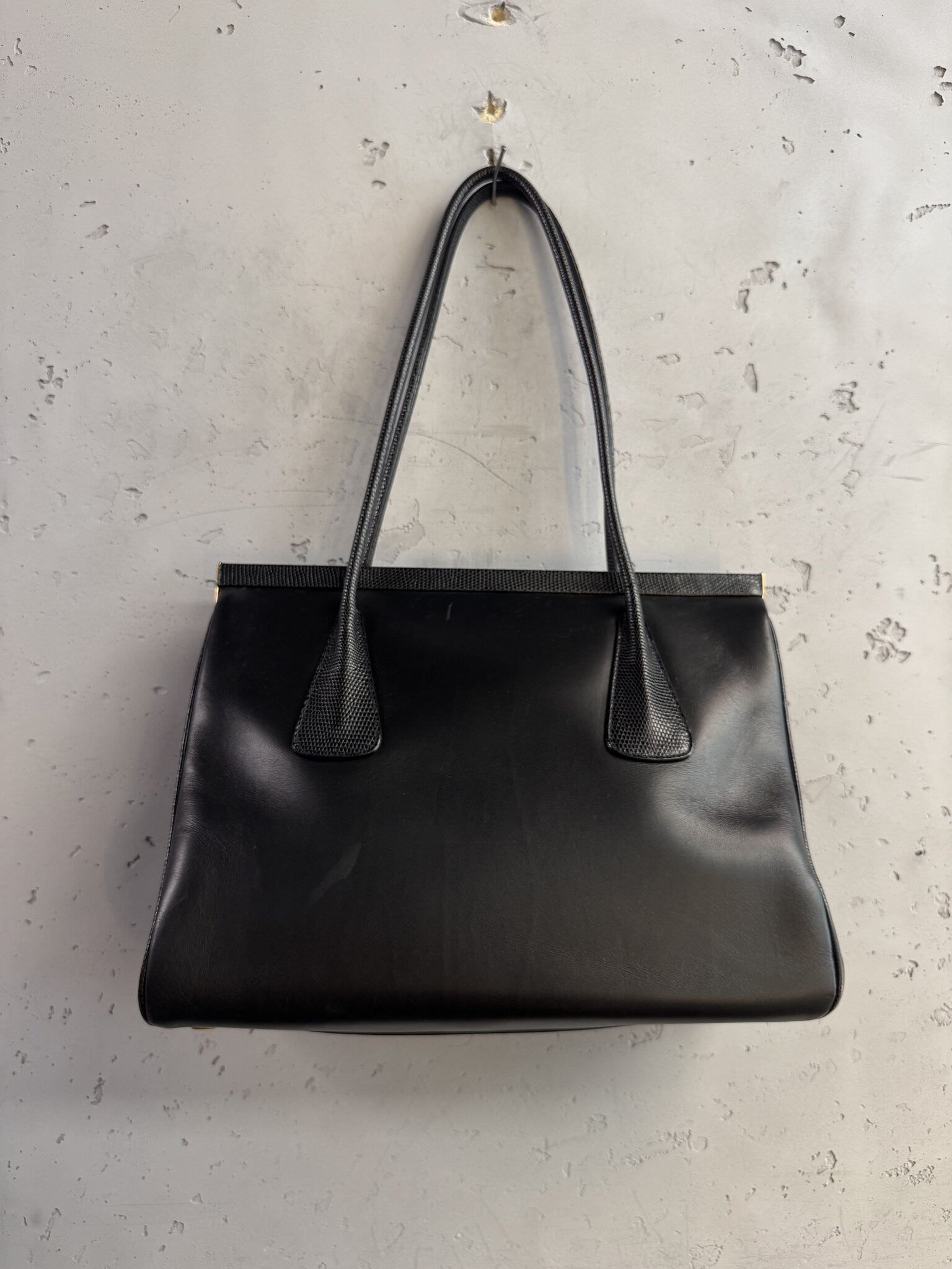BERLIN VINTAGE CORNER black leather ESCADA shoulder handbag with lizard-embossed trim and gold-tone hardware.