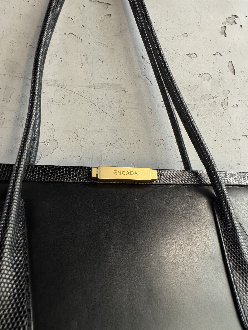 BERLIN VINTAGE CORNER black leather ESCADA shoulder bag with lizard-embossed trim and gold-tone logo hardware.