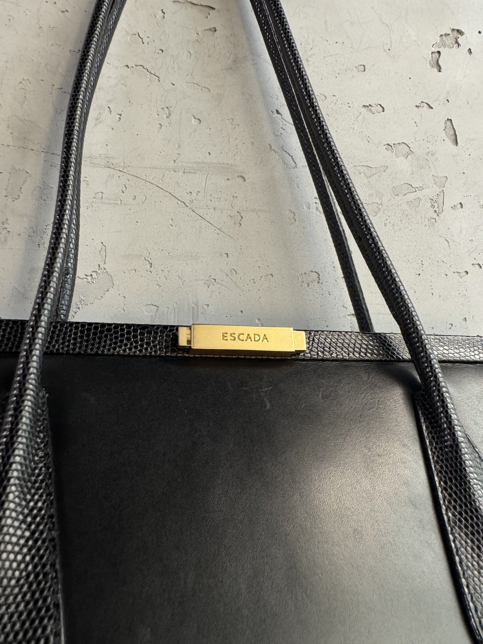 BERLIN VINTAGE CORNER black leather ESCADA shoulder bag with lizard-embossed trim and gold-tone logo hardware.