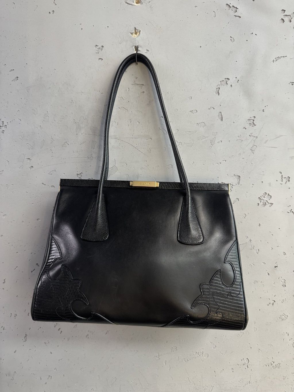 BERLIN VINTAGE CORNER black leather ESCADA shoulder bag with lizard-embossed accents and gold-tone logo hardware