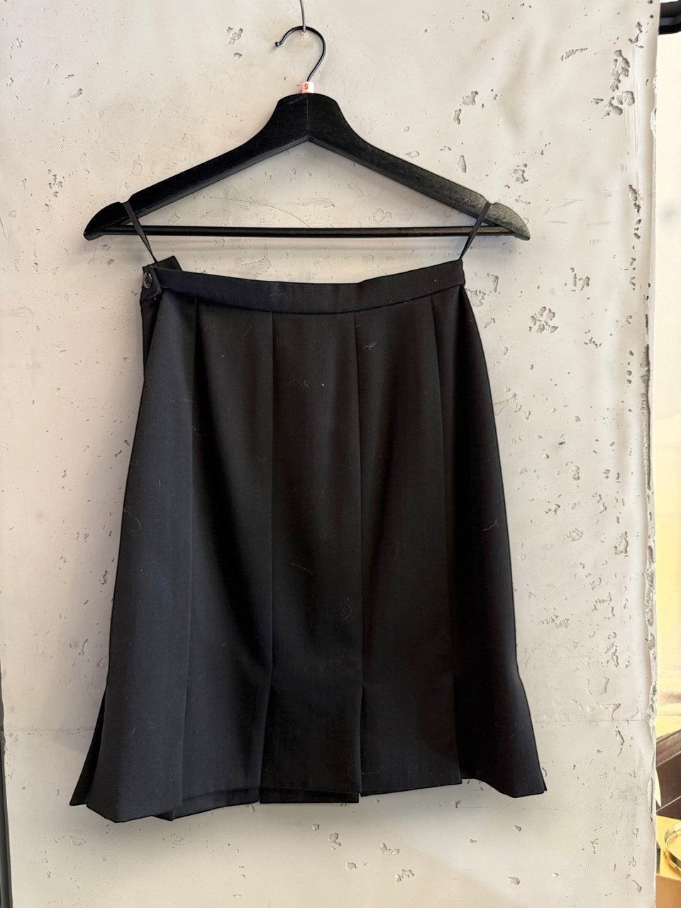 BERLIN VINTAGE CORNER Escada by Margaretha Ley black tailored shorts with front pleats and split hem.