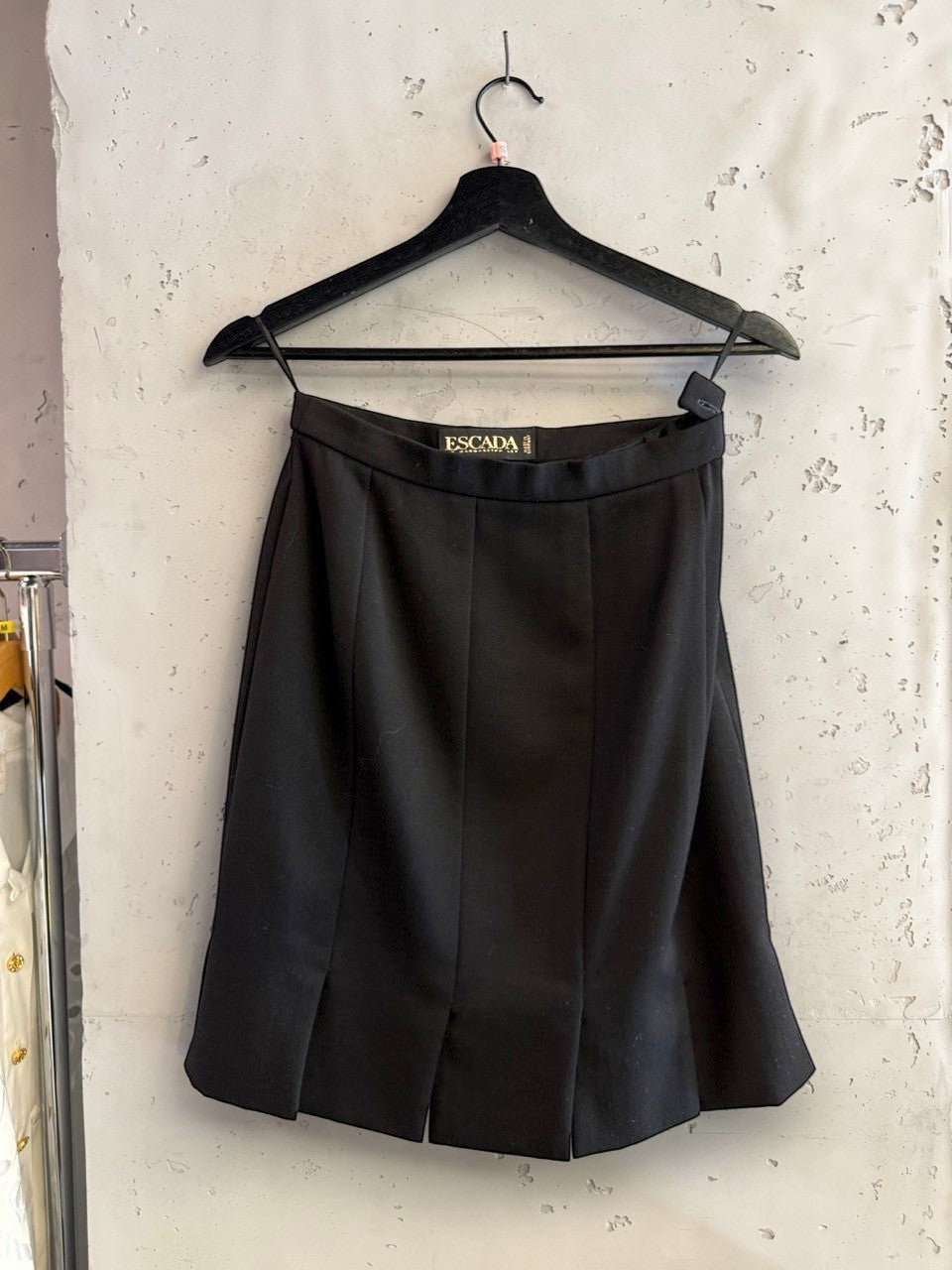 BERLIN VINTAGE CORNER Escada by Margaretha Ley black pleated skirt with split hem, high waist, and concealed closure.