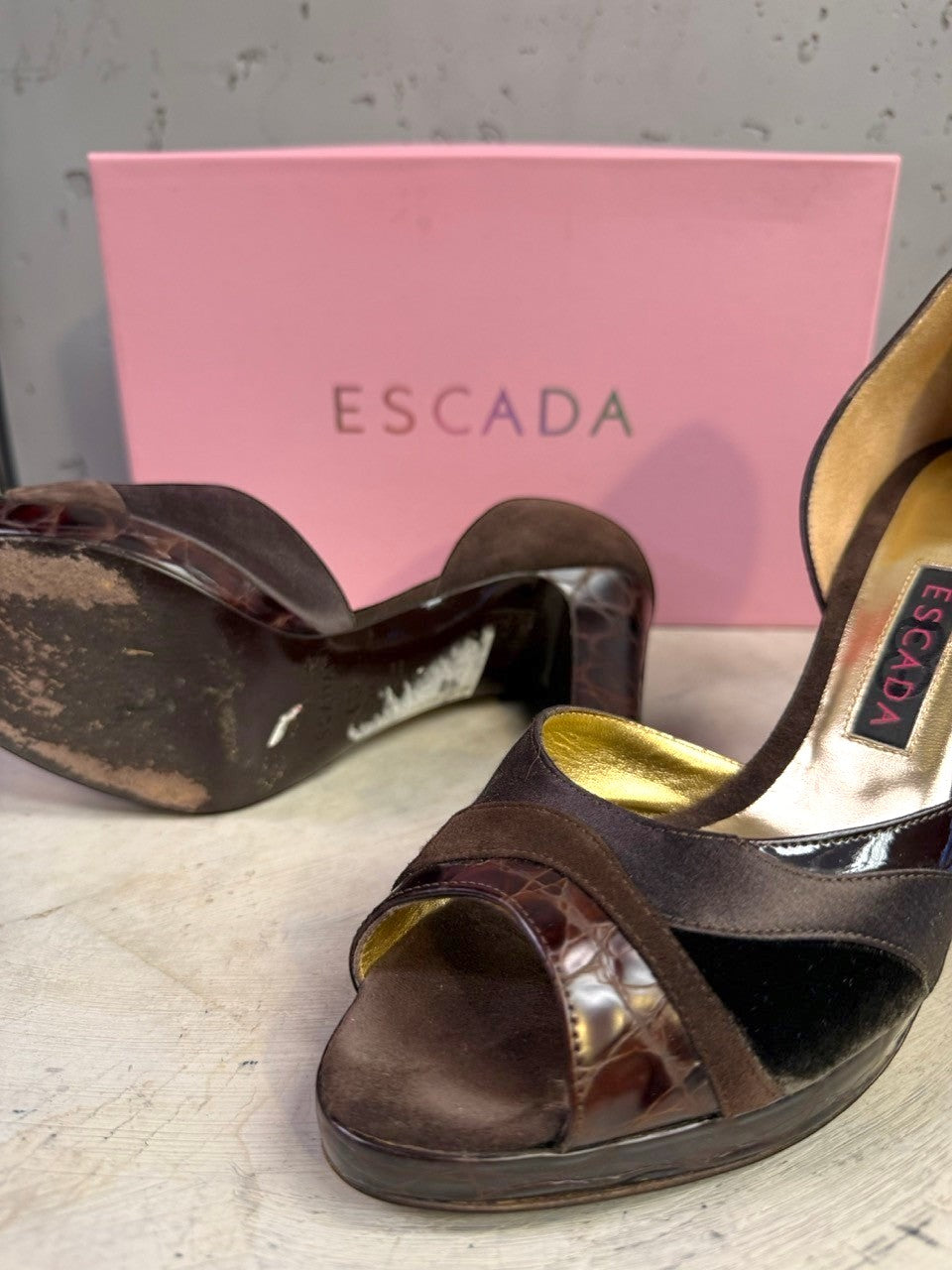 BERLIN VINTAGE CORNER Escada brown suede and patent peep toe high heel pumps with gold lining and original pink box