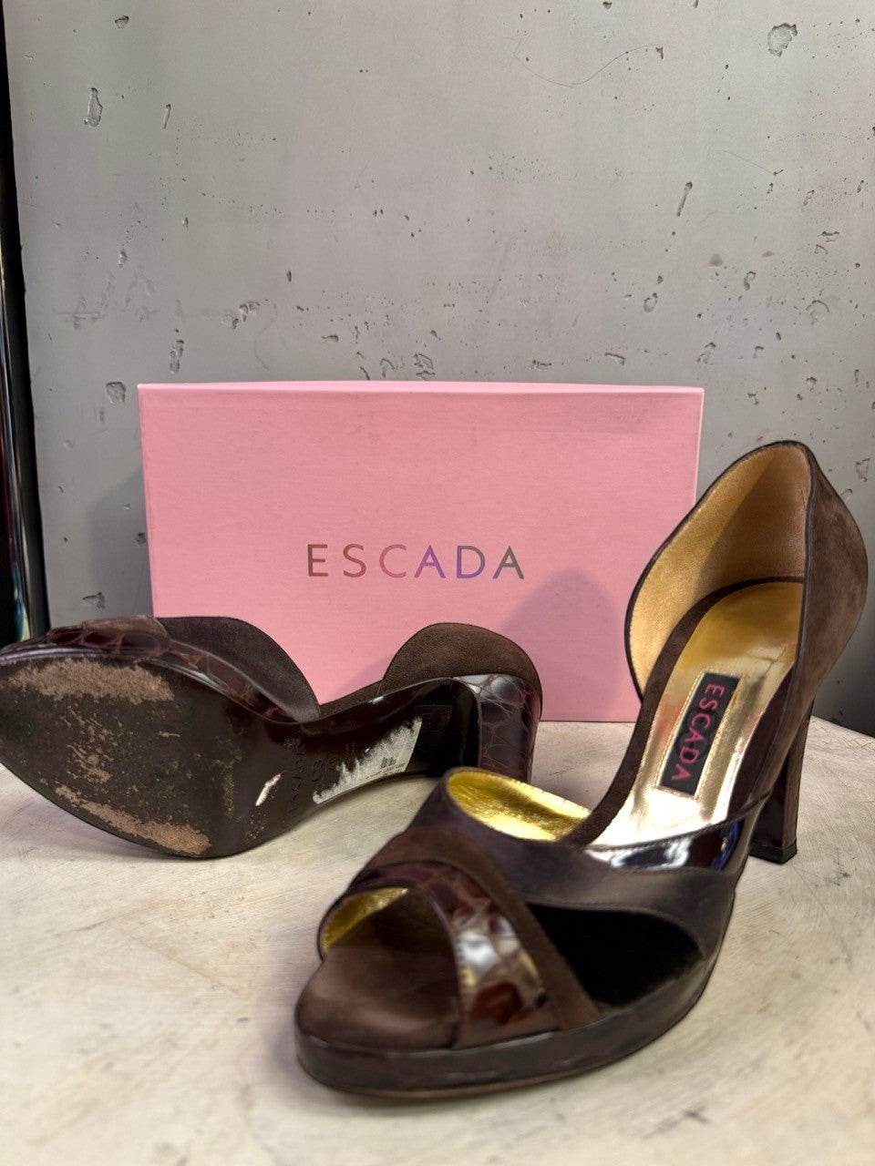 BERLIN VINTAGE CORNER Escada brown suede and patent peep-toe high heel pumps with gold lining and original box.