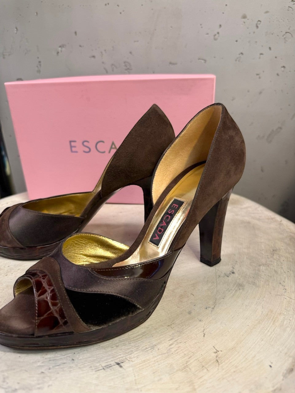 BERLIN VINTAGE CORNER Escada brown suede and patent peep-toe high heel pumps with gold lining and original box.