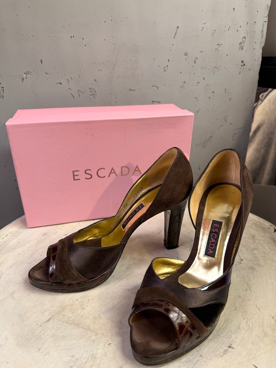 BERLIN VINTAGE CORNER Escada brown suede and patent peep-toe high heel pumps with gold lining and original pink box.