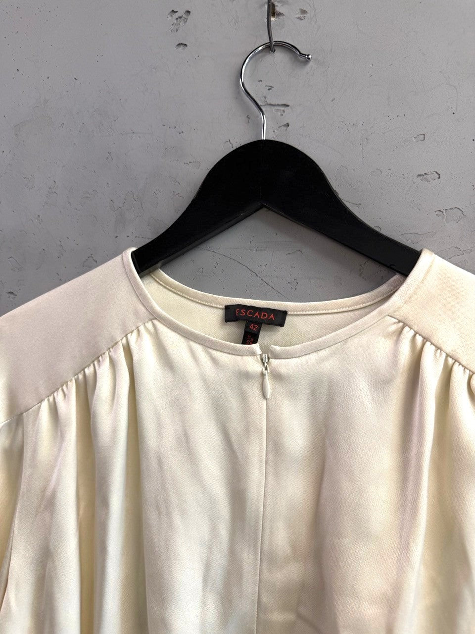 BERLIN VINTAGE CORNER cream Escada silk blouse with round neck, front zip closure, and gathered shoulder detailing.