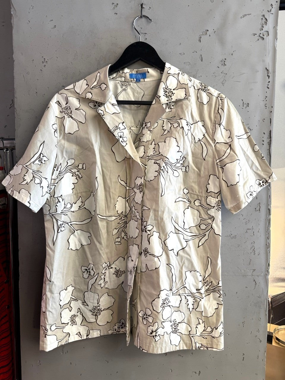 BERLIN VINTAGE CORNER Escada Sport beige button-down shirt with white artistic floral line-art print and collar.