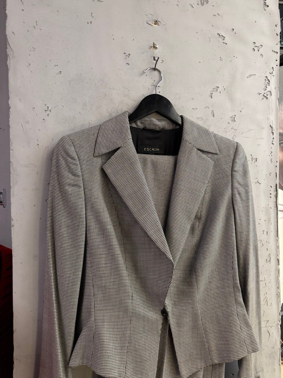 BERLIN VINTAGE CORNER Escada black and white houndstooth tailored blazer with single-button closure and sharp lapels.