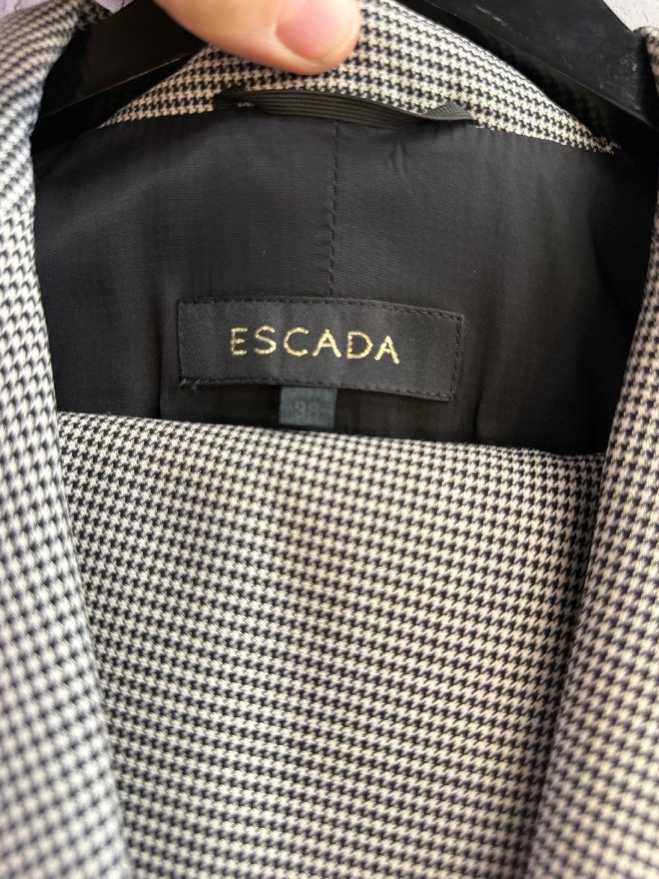 BERLIN VINTAGE CORNER Escada black and white houndstooth blazer with interior brand label and size tag
