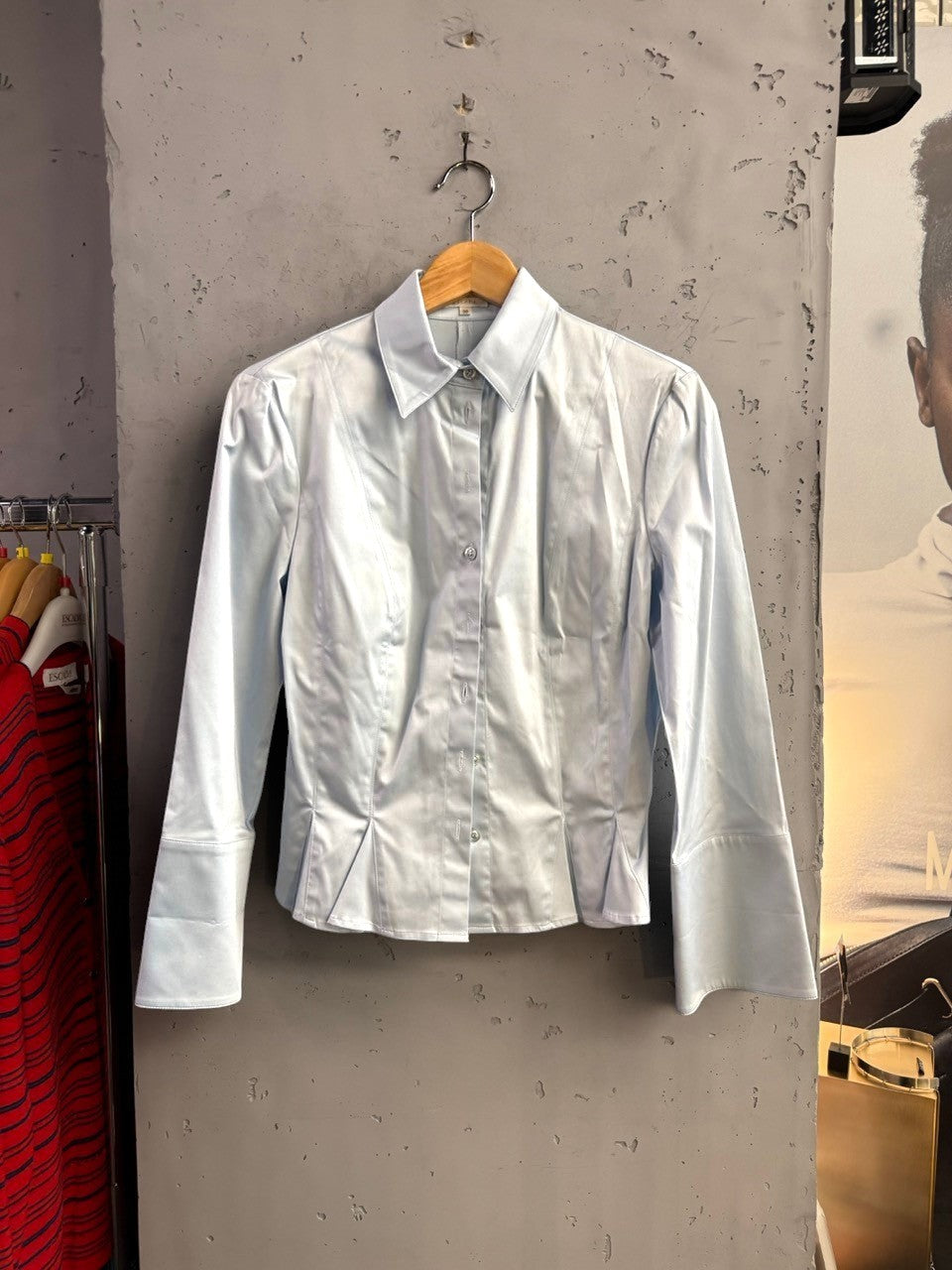 BERLIN VINTAGE CORNER light blue ESCADA button-down shirt with point collar, tailored fit, and dramatic wide cuffs.