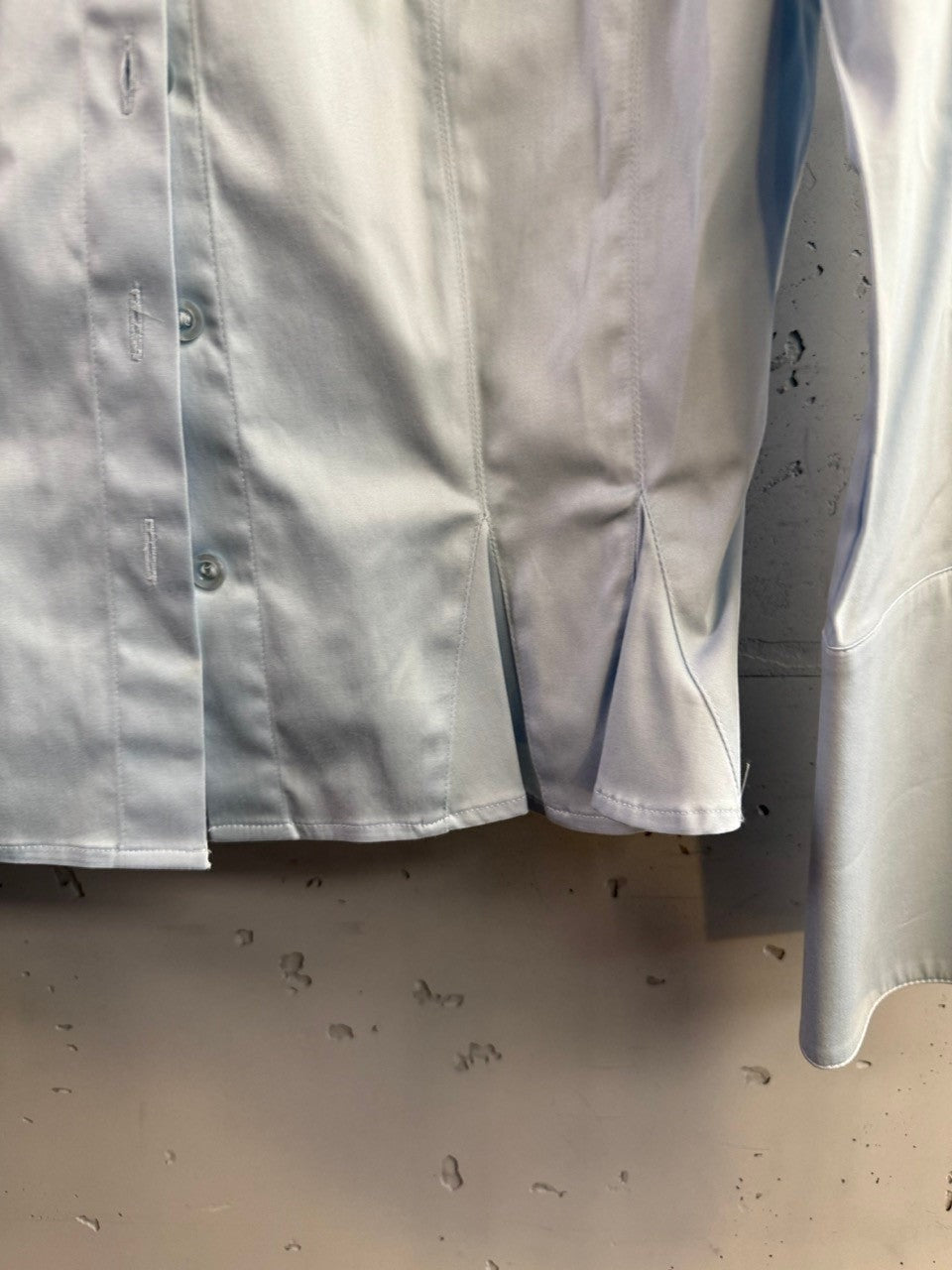 BERLIN VINTAGE CORNER light blue ESCADA button-down shirt with structured seams and wide cuffs in a tailored fit.