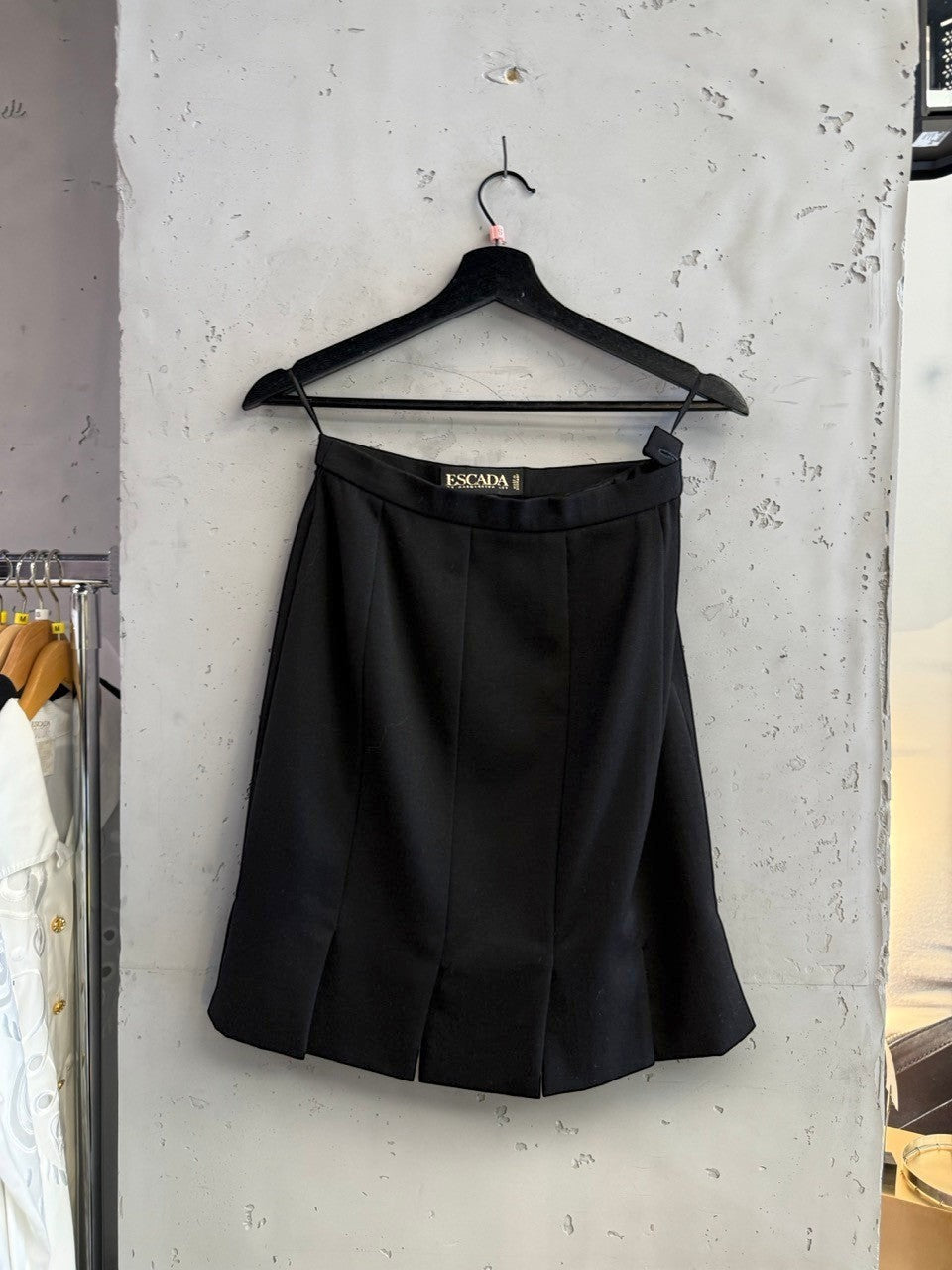 BERLIN VINTAGE CORNER Escada by Margaretha Ley black pleated skirt with split hem. Tailored professional shorts.