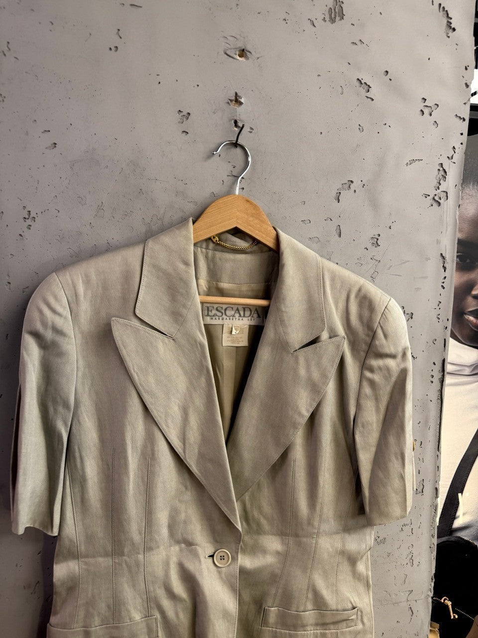 BERLIN VINTAGE CORNER Escada Margaretha Ley light grey silk-linen short sleeve blazer with wide lapels and gold chain.
