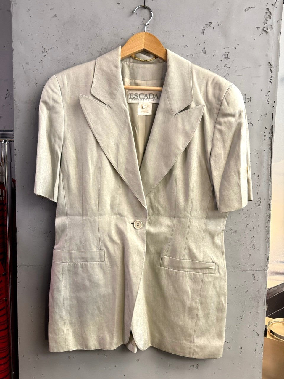 BERLIN VINTAGE CORNER Escada Margaretha Ley light grey-beige silk linen short sleeve blazer with wide lapels.