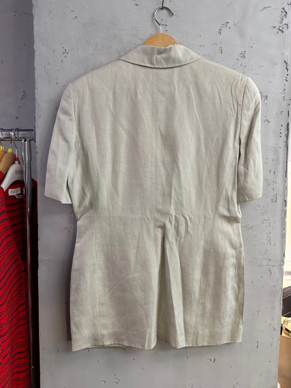 Back view of BERLIN VINTAGE CORNER Escada Margaretha Ley short sleeve blazer in beige silk linen blend.