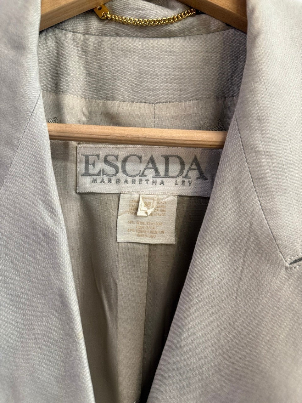 BERLIN VINTAGE CORNER Escada Margaretha Ley silk-linen blazer label in light grey-beige with gold chain detail.