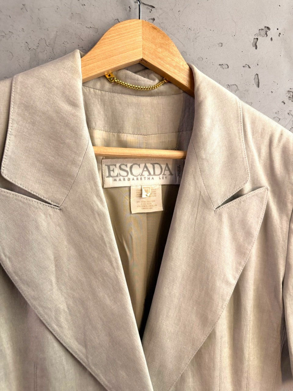BERLIN VINTAGE CORNER Escada Margaretha Ley light beige silk-linen short sleeve blazer with sharp lapels and gold chain