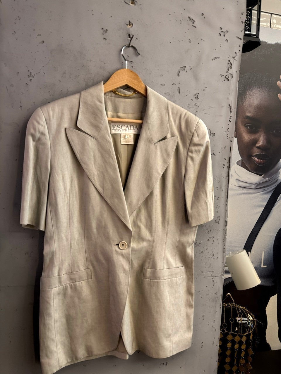BERLIN VINTAGE CORNER Escada Margaretha Ley light beige silk-linen short sleeve blazer with single-button closure.