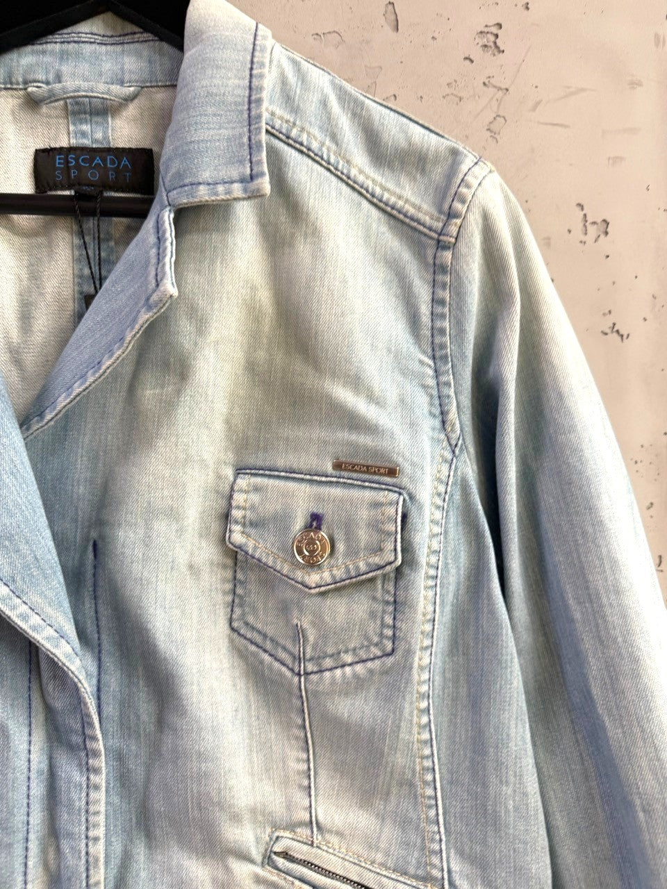 BERLIN VINTAGE CORNER light-wash denim jacket by ESCADA SPORT with chest pocket and branded metal hardware.