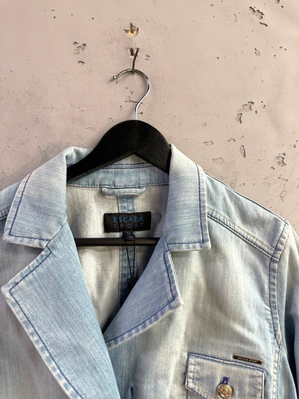 BERLIN VINTAGE CORNER light-wash denim jacket by ESCADA SPORT with structured collar and branded metal hardware.