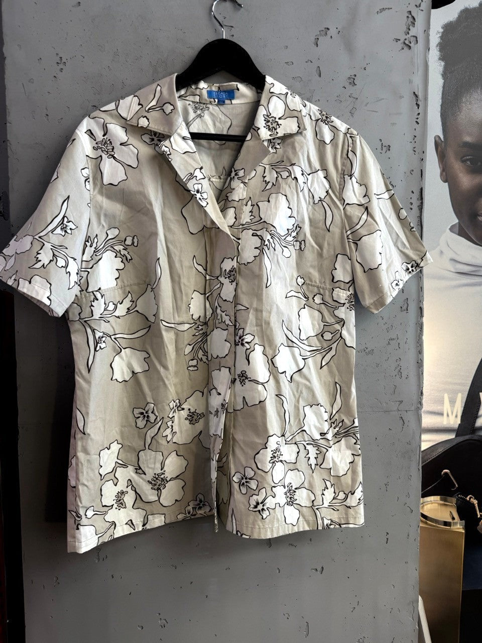 BERLIN VINTAGE CORNER Escada Sport beige short-sleeve button-down shirt with a white artistic floral print.
