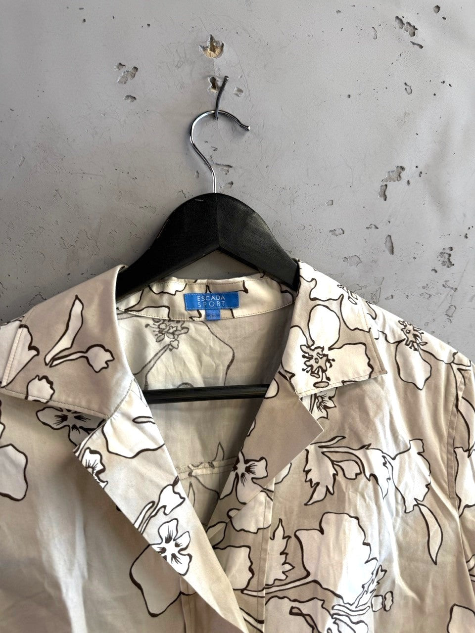 BERLIN VINTAGE CORNER Escada Sport beige button-down shirt with white floral line-art print and classic collar