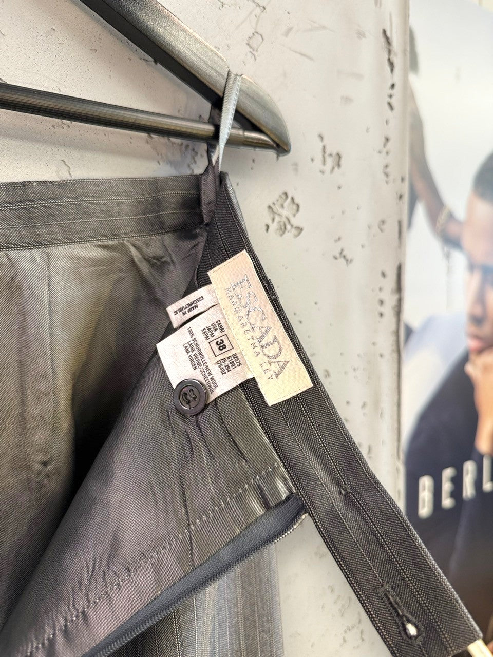 BERLIN VINTAGE CORNER Escada Margaretha Ley grey pinstripe wool skirt interior label and button closure detail