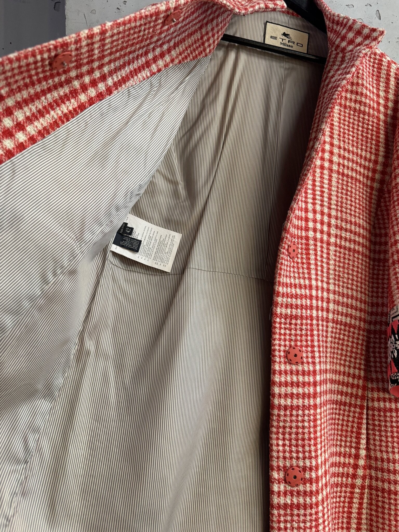 BERLIN VINTAGE CORNER ETRO Milano red and white houndstooth coat with pinstriped interior lining and button closure