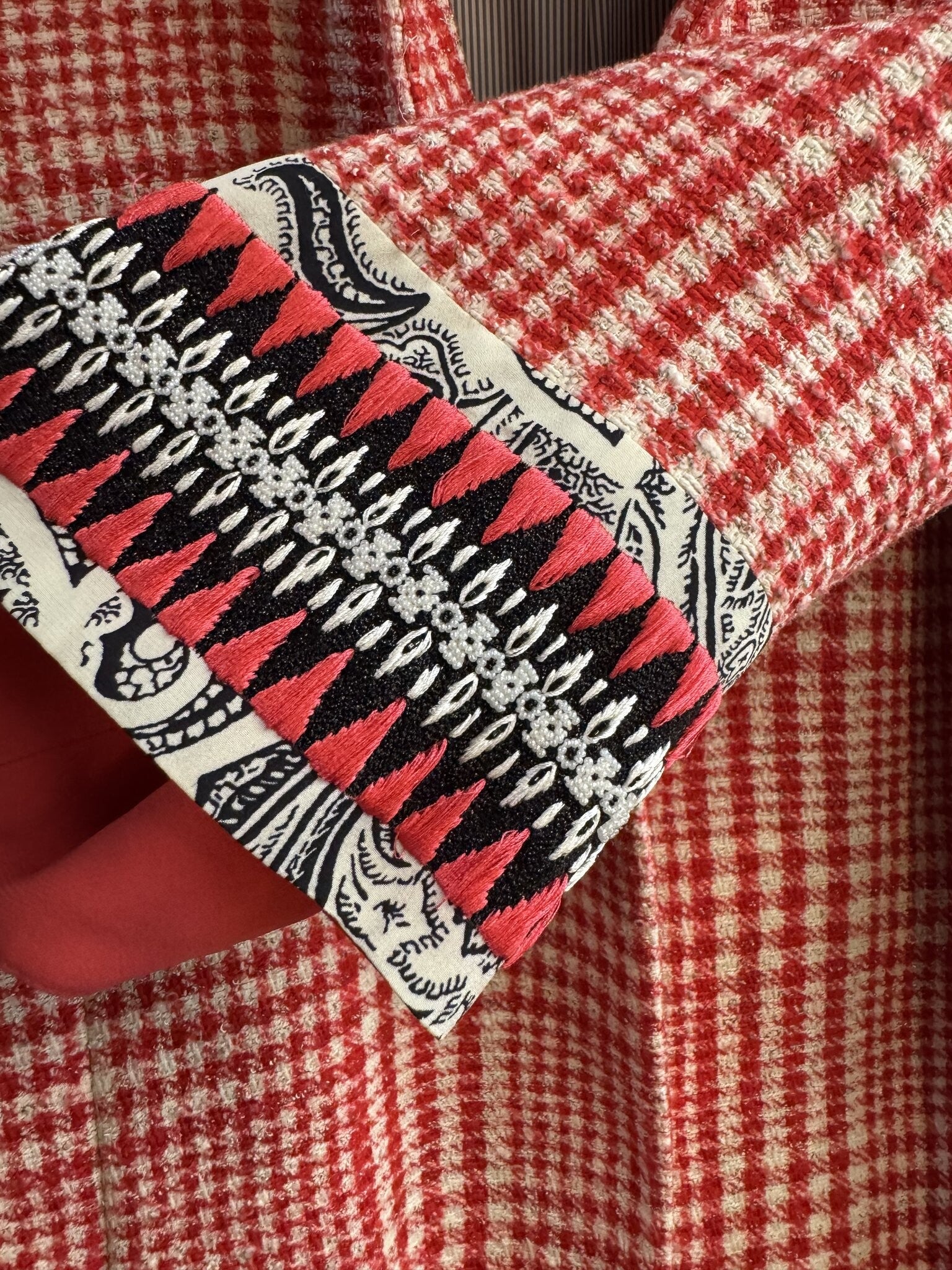 BERLIN VINTAGE CORNER ETRO Milano long coat sleeve featuring red and white houndstooth fabric and embroidered cuffs