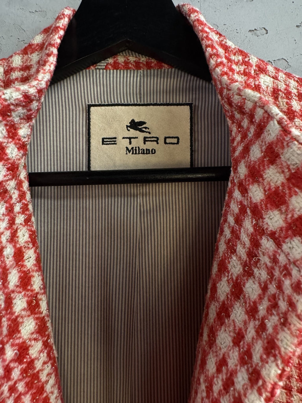 BERLIN VINTAGE CORNER ETRO Milano red and white houndstooth coat with pinstriped interior lining and brand label