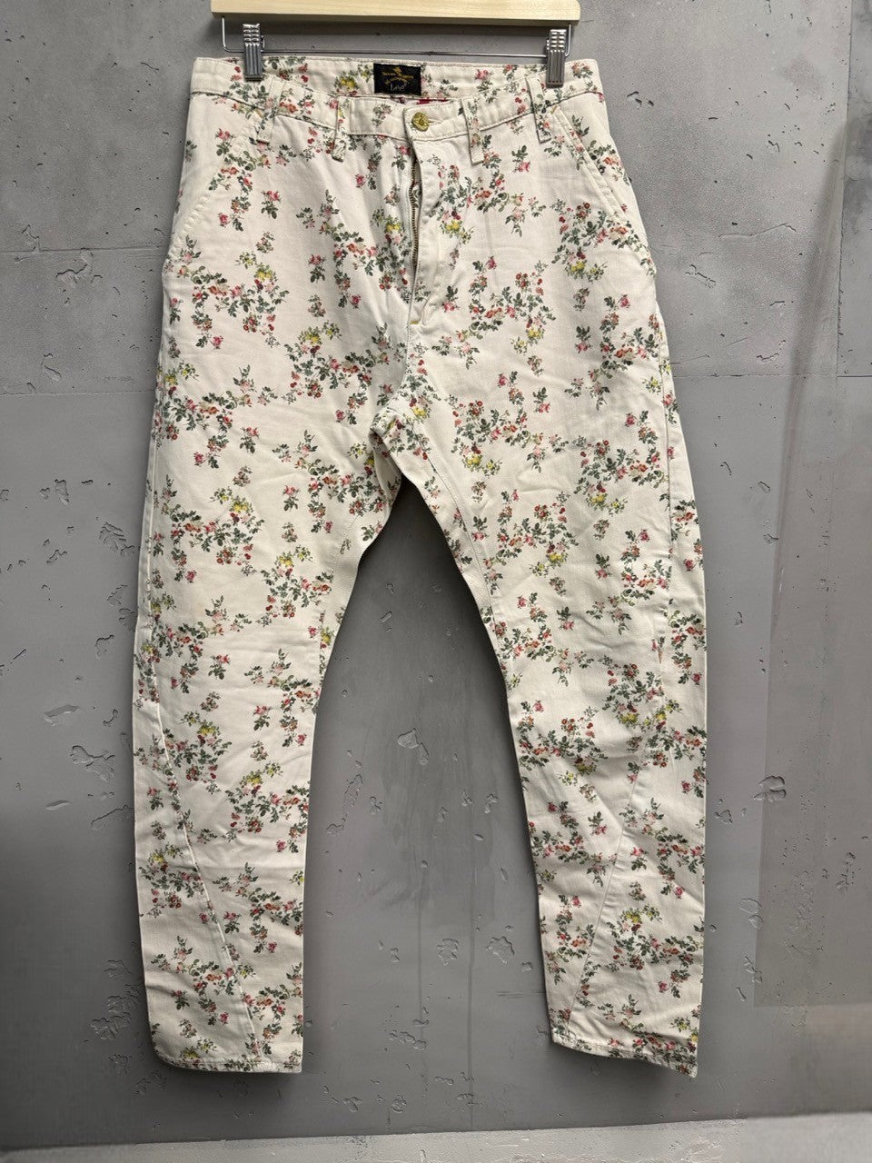 BERLIN VINTAGE CORNER white cotton twill trousers with all-over pink, yellow, and green floral print. Straight-leg cut.