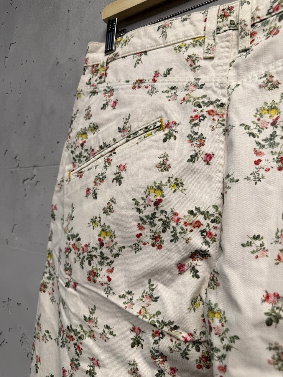 BERLIN VINTAGE CORNER white cotton twill trousers with all-over pink, yellow, and green floral print. Straight leg, mid-rise.