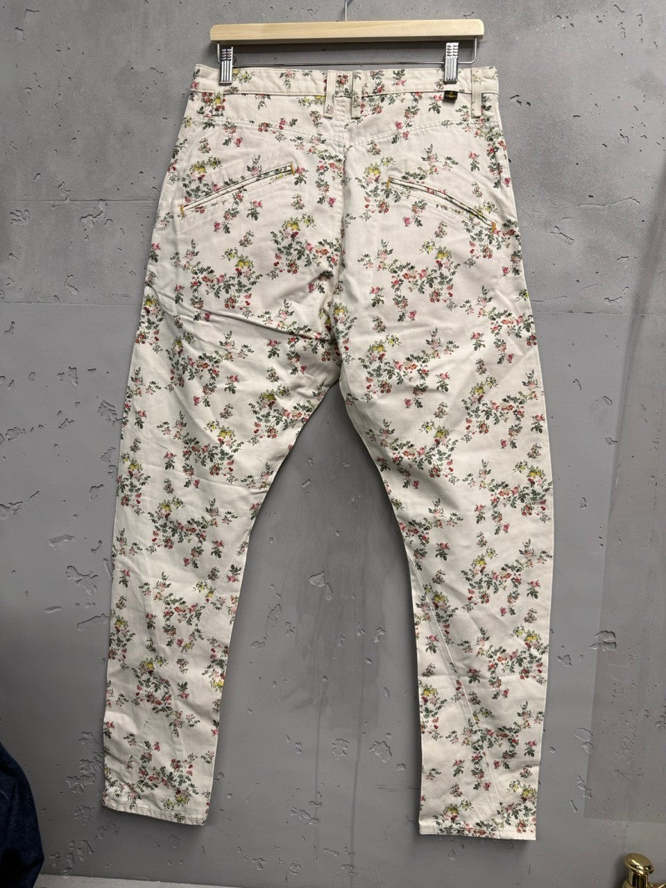 BERLIN VINTAGE CORNER white cotton twill trousers with all-over pink, yellow, and green floral print. Straight leg, mid-rise.