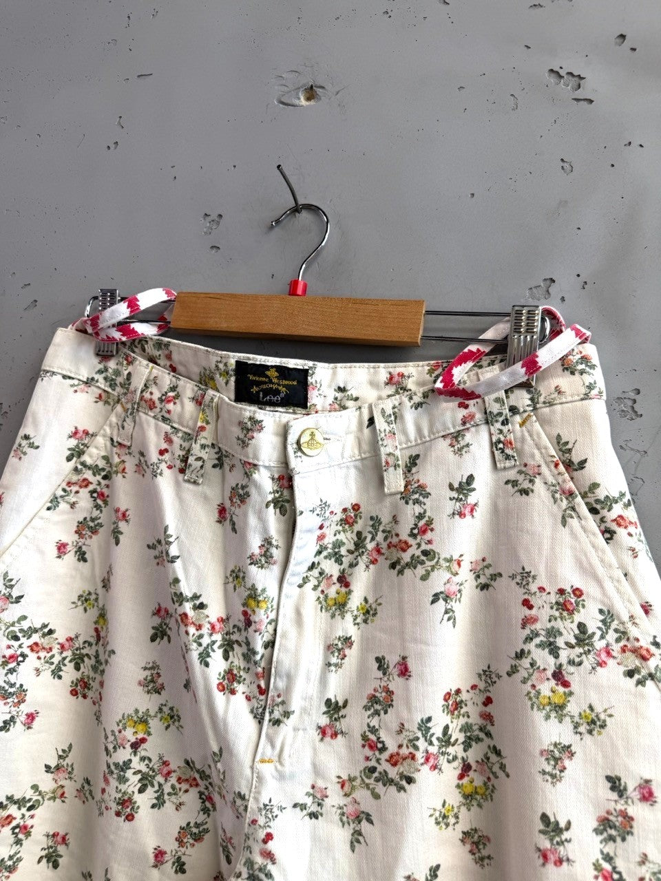 BERLIN VINTAGE CORNER white denim jeans with all-over pink, red, and yellow floral print and belt loops.