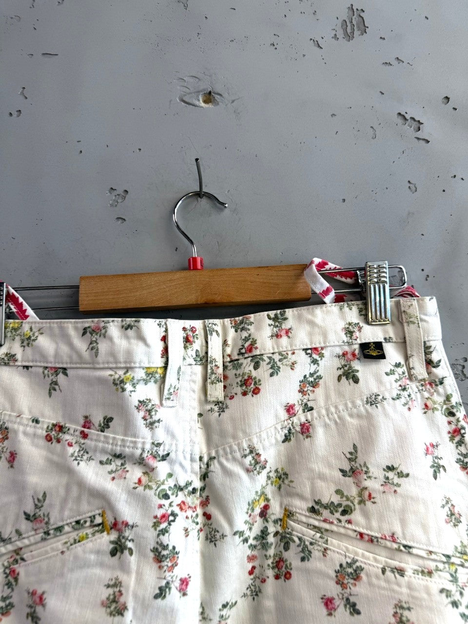 BERLIN VINTAGE CORNER white denim jeans with all-over pink, red, and yellow floral print. Relaxed fit with five-pocket styling.