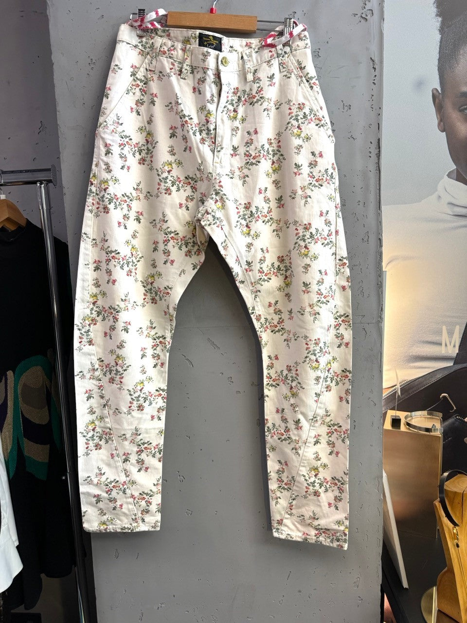 BERLIN VINTAGE CORNER white cotton blend floral print jeans with pink, red, and yellow roses and wildflowers. Relaxed fit, five-pocket styling.