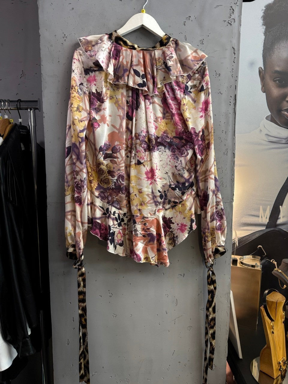BERLIN VINTAGE CORNER floral print long sleeve blouse with ruffled neckline and leopard print accents.