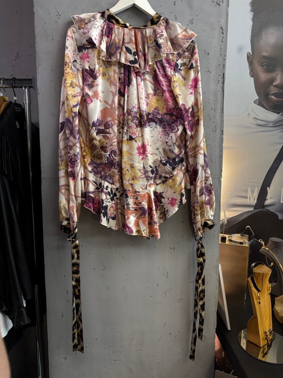 BERLIN VINTAGE CORNER floral print long sleeve blouse with ruffled neckline and leopard print accents on cuffs.