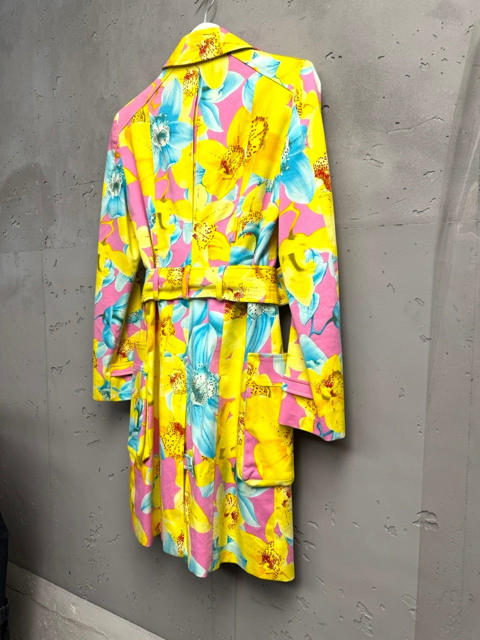 BERLIN VINTAGE CORNER floral print double-breasted trench coat with yellow, pink, and blue orchids, featuring a belt and gold buttons.
