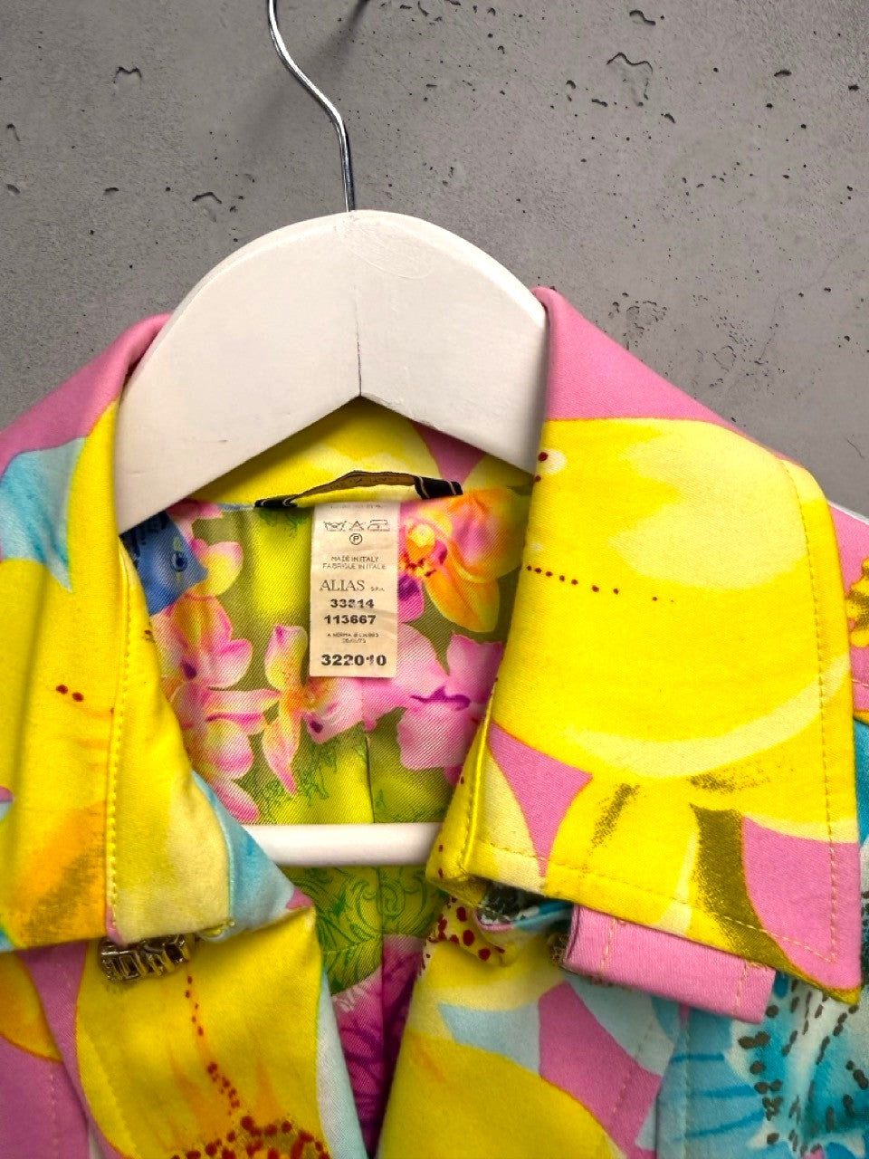 BERLIN VINTAGE CORNER floral print trench coat in yellow, pink, blue orchid pattern. Lightweight fabric, double-breasted closure, gold-tone buttons.