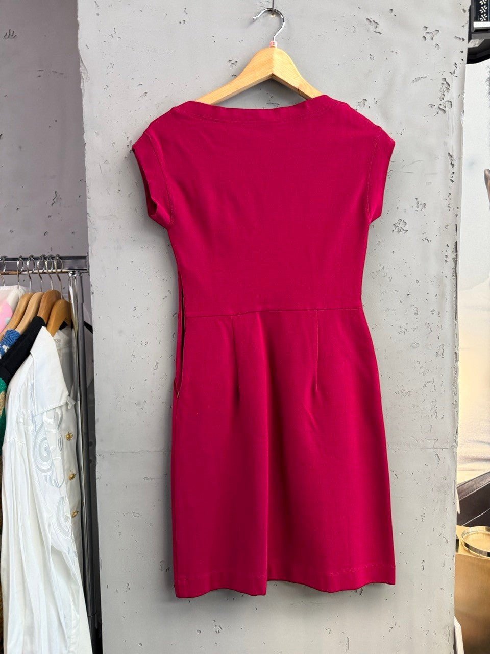 BERLIN VINTAGE CORNER fuchsia knit short sleeve dress with pockets and cinched waist