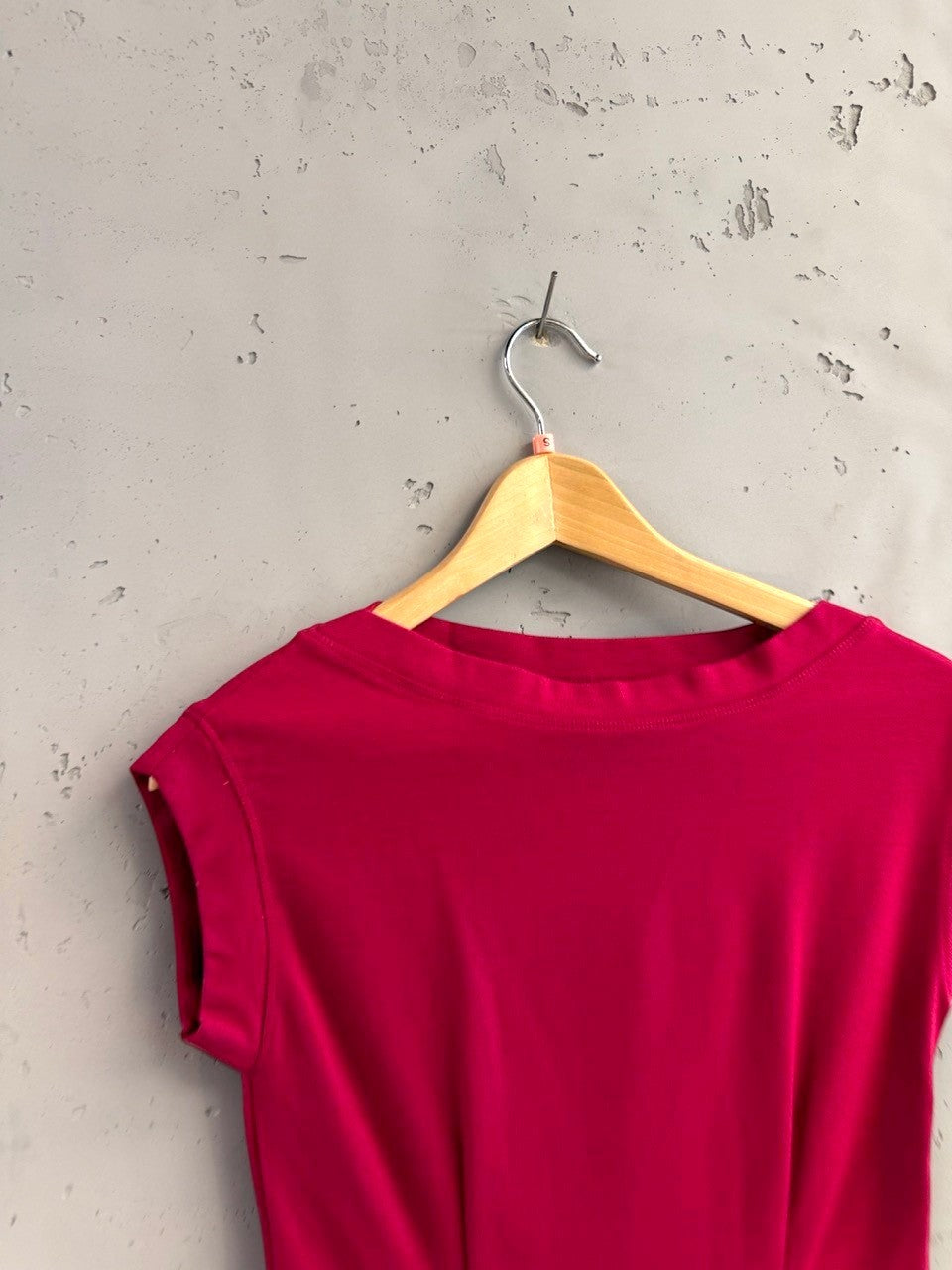 BERLIN VINTAGE CORNER vibrant fuchsia short sleeve knit dress with cinched waist and pockets.