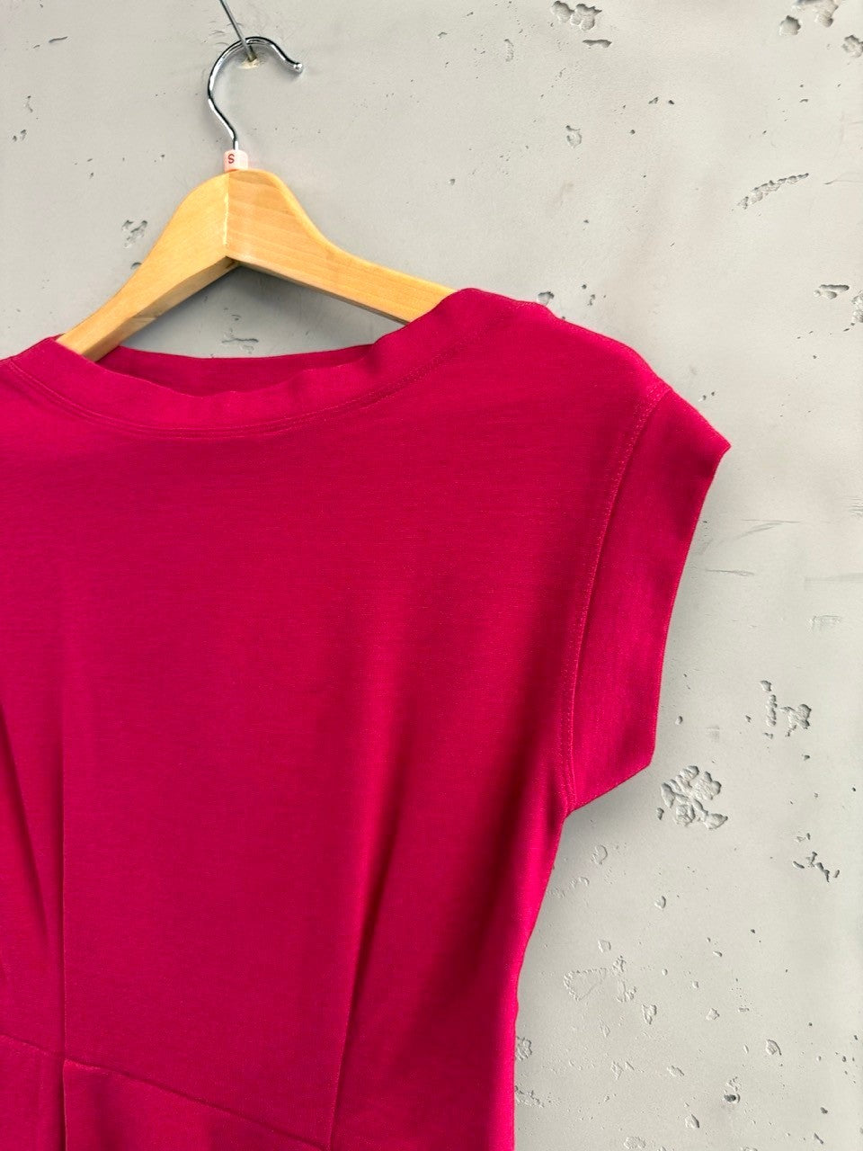 BERLIN VINTAGE CORNER vibrant fuchsia short sleeve knit dress with cap sleeves and side pockets.