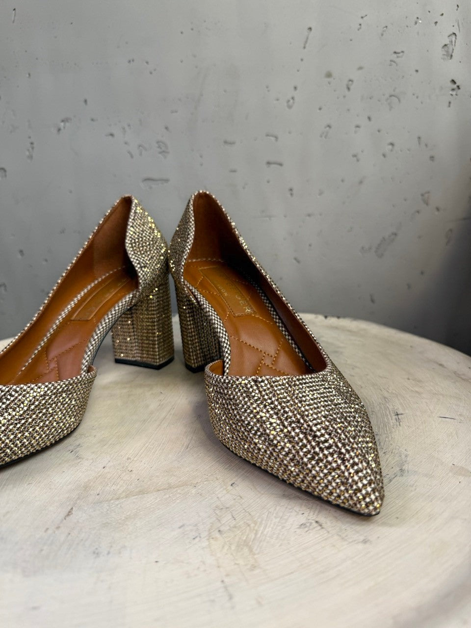BERLIN VINTAGE CORNER embellished pointed toe block heels in gold and black tweed fabric with sparkling details.